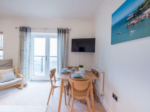 Pass The Keys 2 Bed Apartment With Balcony Views