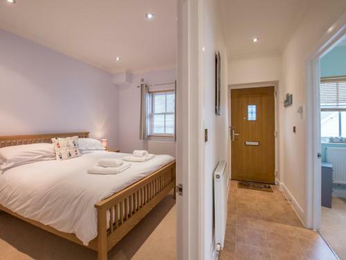 Pass The Keys 2 Bed Apartment With Balcony Views