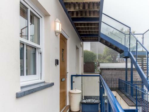 Pass The Keys 2 Bed Apartment With Balcony Views