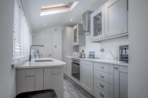 Hawtree Cottage - 2 Bedroom Cottage - Tenby
