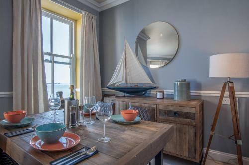 Judith's View - 3 Bedroom Apartment - Tenby