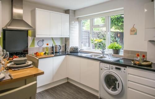 Comfy 3-bed House Near City Centre, Sleeps 6