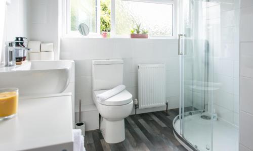 Comfy 3-bed House Near City Centre, Sleeps 6