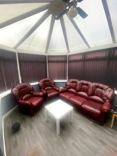 3 Bed Modern Cozy Holiday Contractor Oofyhomes
