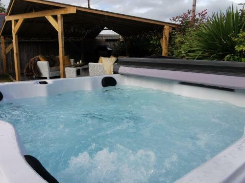 Pheasants Retreat With Hot Tub And Fire Pit