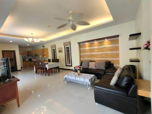 Baronial Pool Villas Pattaya 23