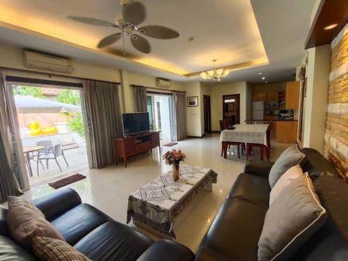 Baronial Pool Villas Pattaya 23