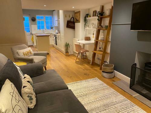 Cosy And Contemporary Cottage