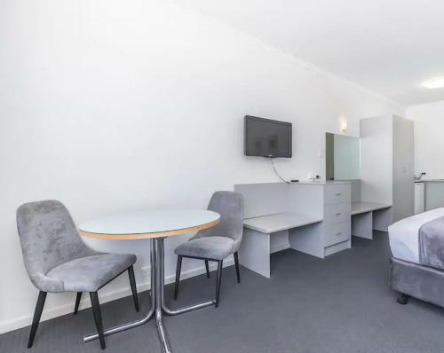 Hi 5 Glenelg Studio Apartment