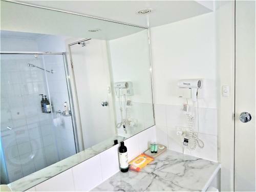 Hi 5 Glenelg Studio Apartment