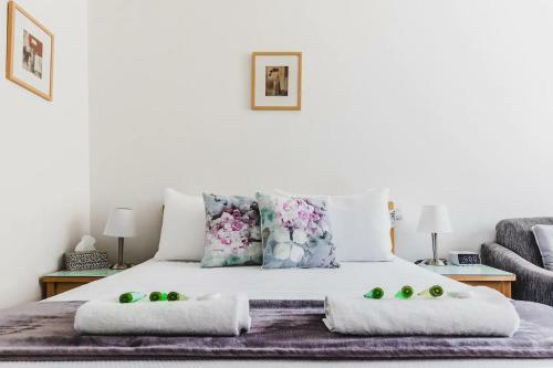 Hi 5 Glenelg Studio Apartment
