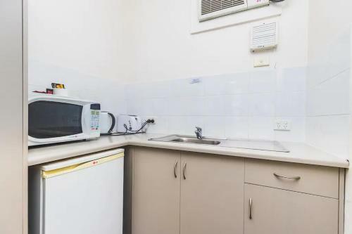 Hi 5 Glenelg Studio Apartment