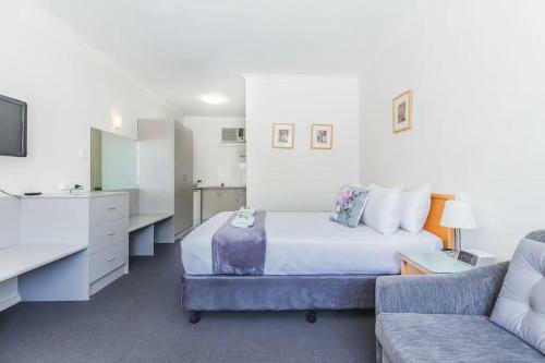 Hi 5 Glenelg Studio Apartment