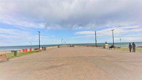 Hi 5 Glenelg Studio Apartment