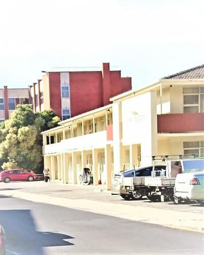 Hi 5 Glenelg Studio Apartment