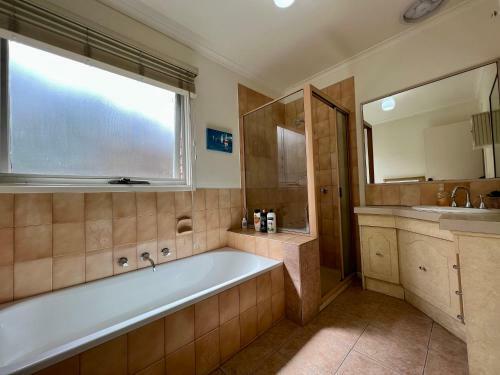 Glen Waverley Central 5br2ba Decking+wifi