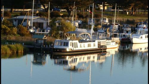 Swamp Fox Luxury 2br Dutch Barge