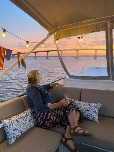 Swamp Fox Luxury 2br Dutch Barge