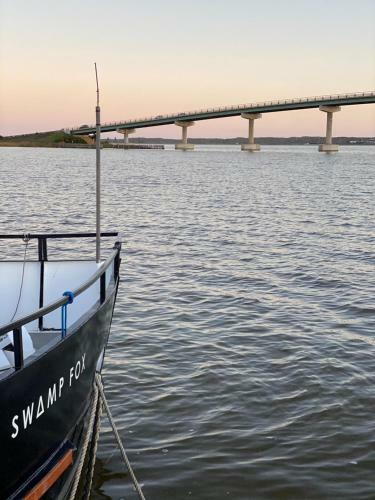 Swamp Fox Luxury 2br Dutch Barge