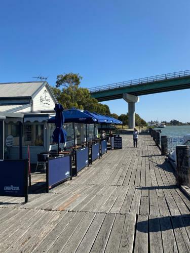 Swamp Fox Luxury 2br Dutch Barge