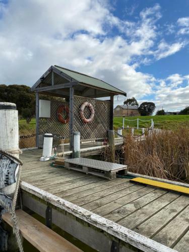 Swamp Fox Luxury 2br Dutch Barge