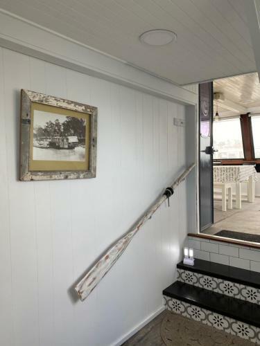 Swamp Fox Luxury 2br Dutch Barge