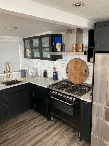 Swamp Fox Luxury 2br Dutch Barge