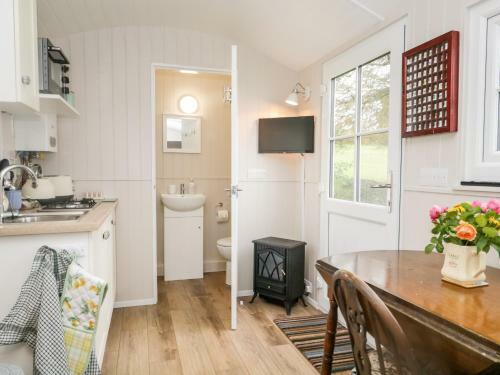 Seashore Shepherds Hut Moat Farm