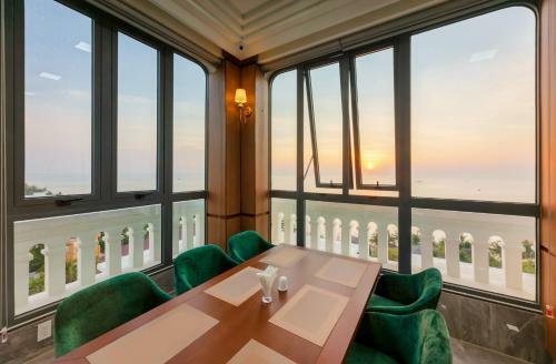 The Tahiti Beach Hotel