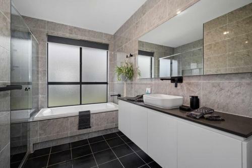 Modern, Spacious, 5bed, Relaxed Outdoor Flow
