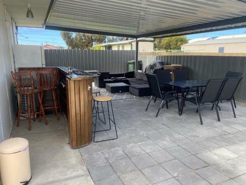 Investigator Beach Breeze Apartments U2