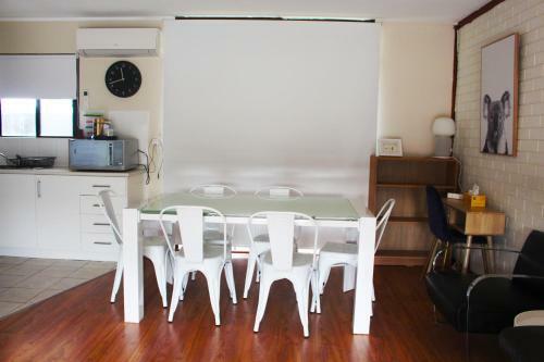 Investigator Beach Breeze Apartments U2