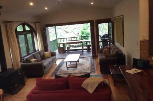 Snow Gum Grove - Secluded Architect Designed House