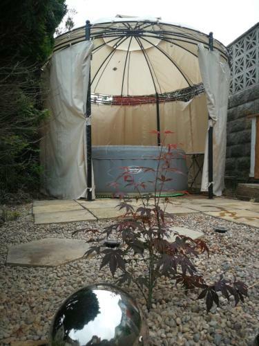 Three Sisters Cottage With Hot Tub