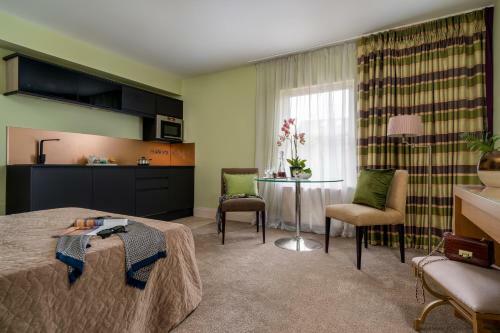 Palm Grove Apartments