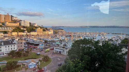 Stunning 2 Bedroom Apartment With Views Of Torbay
