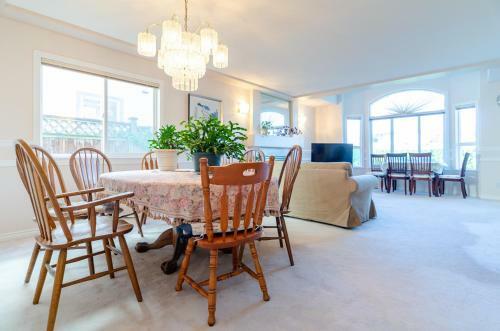 3 Private, Spacious, Bright Rooms In A Gorgeous House