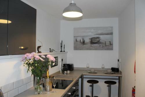 *hidden Gem* Stylish Apartment* Walk To Beach