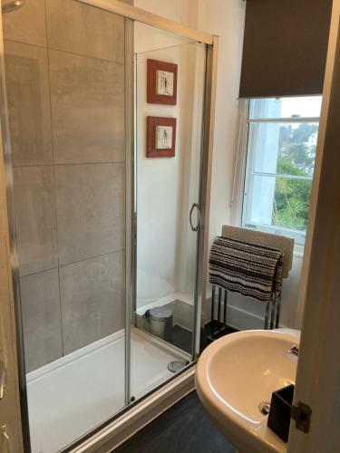 *hidden Gem* Stylish Apartment* Walk To Beach
