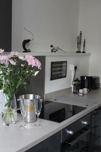 *hidden Gem* Stylish Apartment* Walk To Beach