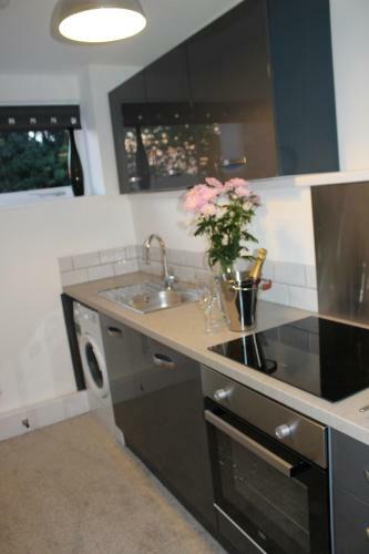*hidden Gem* Stylish Apartment* Walk To Beach