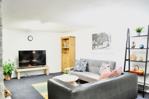 Apartamento Spacious 2 Bedroom Private Basement Suite In Lynn Canyon