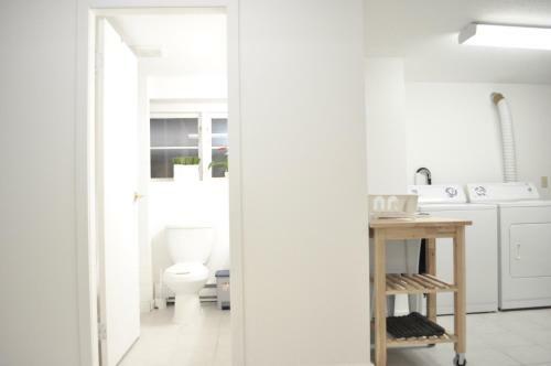 Apartamento Spacious 2 Bedroom Private Basement Suite In Lynn Canyon