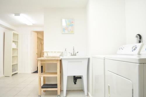Apartamento Spacious 2 Bedroom Private Basement Suite In Lynn Canyon