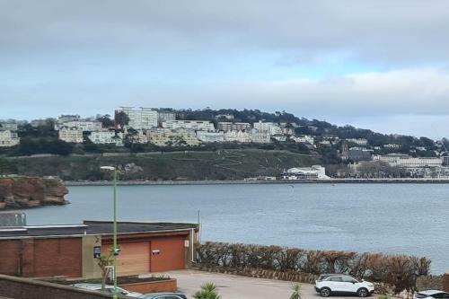 Beautiful 2-bed Apartment On Torquay Seafront