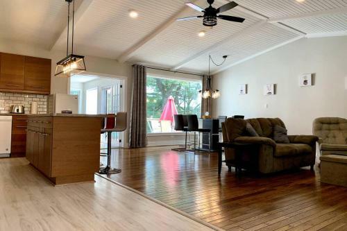 Waterfront 3-bedroom Cottage With Great View