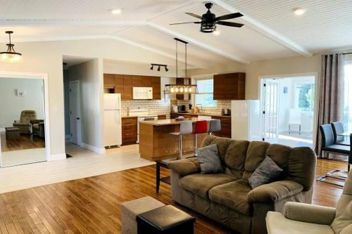 Waterfront 3-bedroom Cottage With Great View