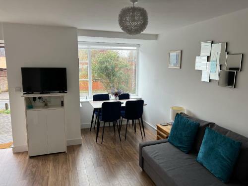 Comfy 2 Bed House Located At Wareham Train Station