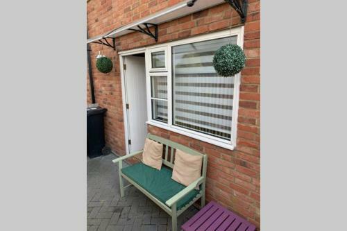 Comfy 2 Bed House Located At Wareham Train Station