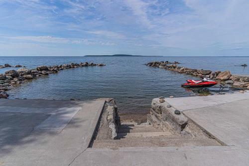 Villa Selena-lakefront-families Only-boat Launch